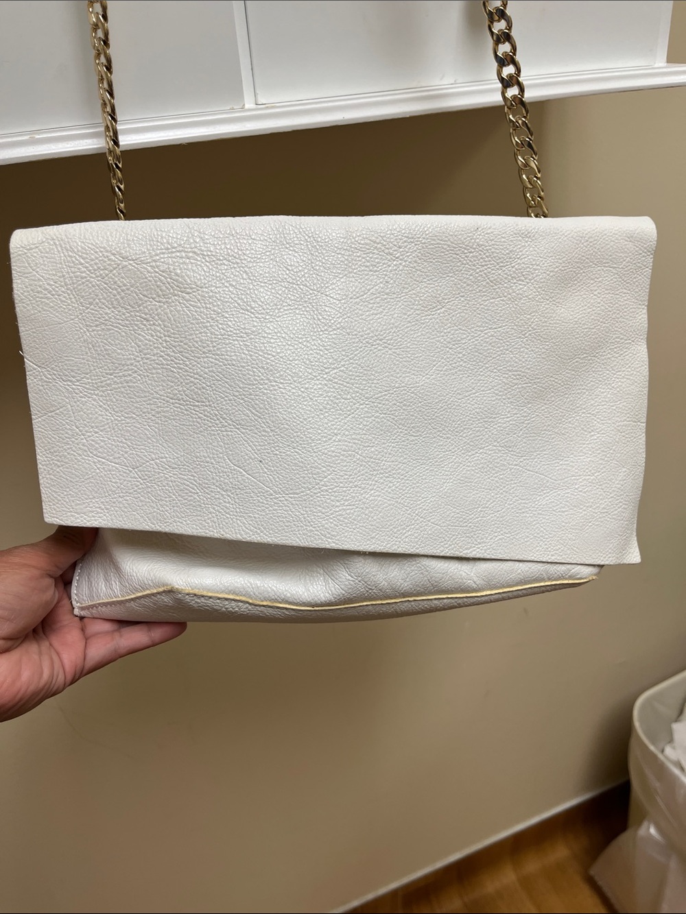 POUR la VICTORE White Leather Chain Shoulder Bag